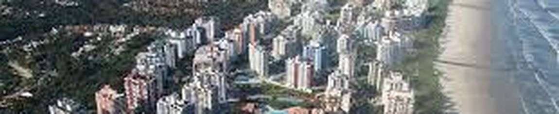 Vista aérea da orla da Praia de Riviera de São Lourenço em Bertioga - SP.