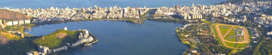 Vista panorâmica da Lagoa Rodrigo de Freitas na cidade do Rio de Janeiro. 