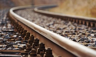 Trilhos de uma estação de trem.