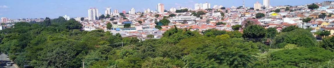 Parque Linear Tiquatira e a Avenida Governador Carvalho Pinto ao fundo do distrito da Penha, em São Paulo - SP.