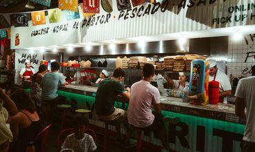 Pessoas comendo em um food park.