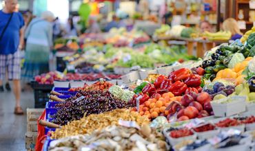 Mercado com variedade de frutas e legumes.