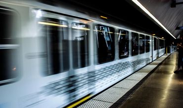 Vagão em movimento em uma estação de metrô.