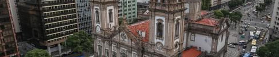 Foto aérea da tradicional Igreja de Nossa Senhora da Candelária no centro do Rio de Janeiro - RJ.