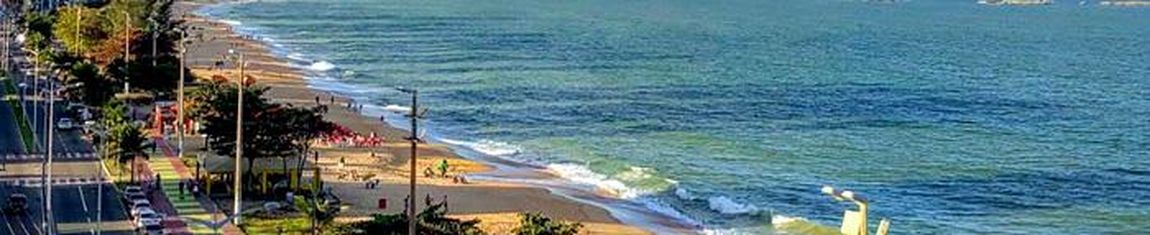 Vista da Praia de Itaparica, uma das mais movimentadas de Vila Velha - ES.