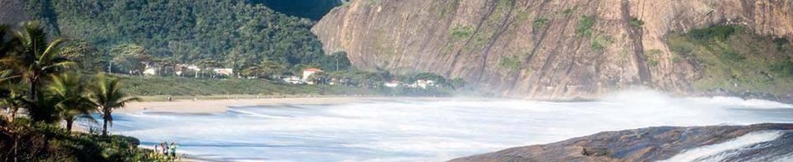 Vista panorâmica para a Praia de Itacoatiara em Niterói - RJ.