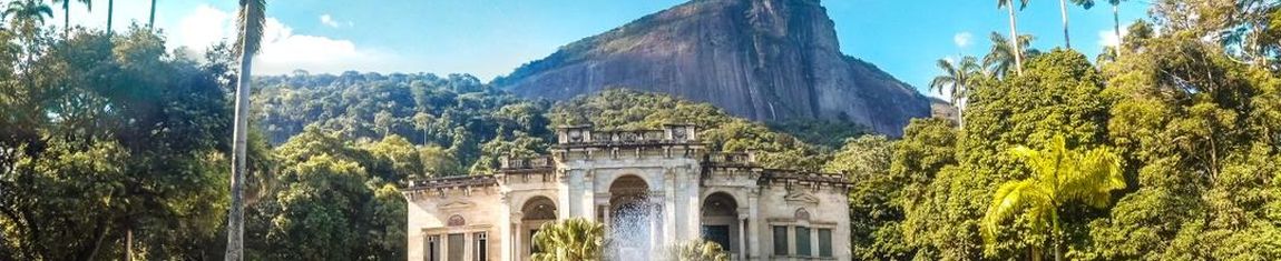 Palácio do Parque Lage com o Corcovado e o Cristo Redentor ao fundo no Rio de Janeiro - RJ.