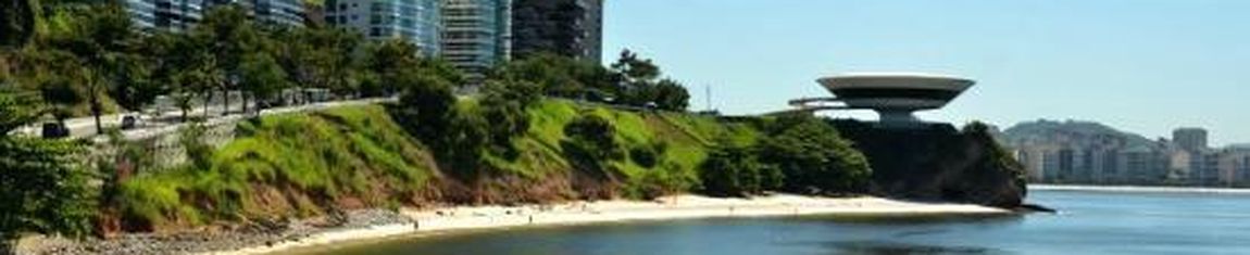 Vista da Praia da Boa Viagem em Niterói - RJ com o Museu de Arte Contemporânea ao fundo.