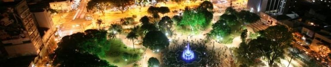 Vista aérea da Praça Ary Coelho iluminada durante a noite em Campo Grande - MS.