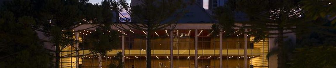 Vista noturna do Teatro Guaíra, localizado na cidade de Curitiba - PR.