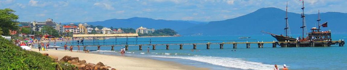 A Praia de Canasvieiras é uma das mais movimentadas durante o verão em Florianópolis - SC.