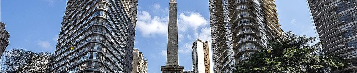 Praça Sete de Setembro em Belo Horizonte - MG, com Obelisco ao centro.