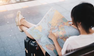 Turista observando um mapa para realizar um passeio.