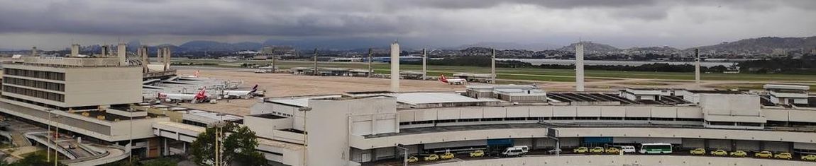 Vista externa do Aeroporto Internacional RIOgaleão do Rio de Janeiro - RJ a partir da torre de controle.