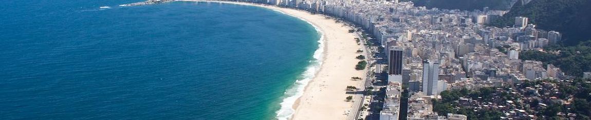 Vista aérea da região de Copacabana no Rio de Janeiro - RJ, um dos bairros mais conhecidos do mundo.