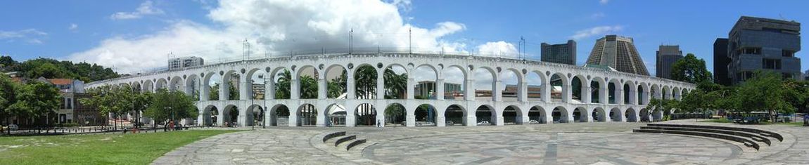 Os Arcos da Lapa no Rio de Janeiro - RJ são uma das obras arquitetônicas mais antigas do Brasil.